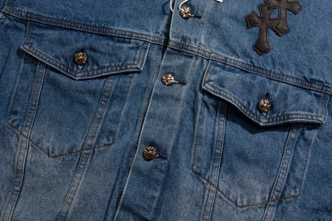 P320 Style No.: H324 Chrome Hearts Chrome Hearts Logo Leather Couple's Washed Denim Jacket, Super Invincible Hot Sale, The Best Item for This Weather, Cool Oversize Style. The classic cross white logo is all over the whole dress, and the large cross leather label on the back is the finishing touch. It is generous and full of personality, without being exaggerated. It is a perfect versatile style for spring and summer! It is made of 100% denim cotton fabric with heavy thread count and washed with water to ensure a stiff and tough shape while being comfortable and breathable against the skin. The high-density embroidery of Sanskrit letters is ultra-exquisite. The original molded custom buttons, large cross leather label, and Croxin's silver jewelry details are all luxurious! Casual and loose fit, lazy and casual, the same style for men and women. It is very trendy to match it with sweatpants and wide-leg pants casually. The focus is on versatility. It can be used as a jacket in spring and autumn. Size: S–XL Color: blue